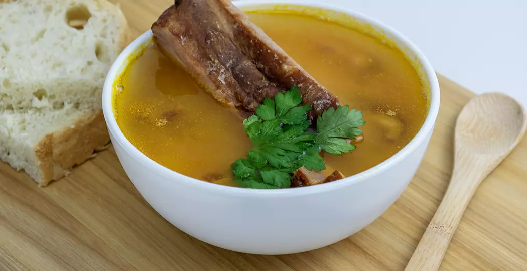 Гороховый суп с копчеными ребрышками