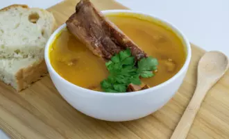 Гороховый суп с копчеными ребрышками