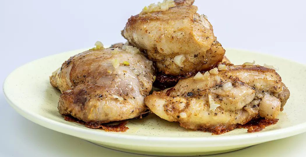 Филе куриного бедра на сковороде.