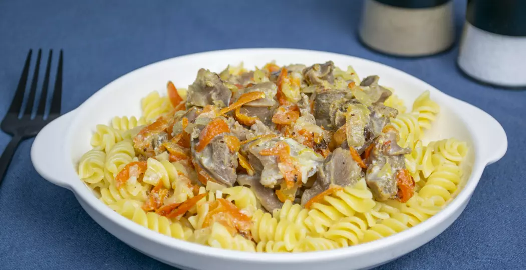 Куриные желудки тушенные в сметане