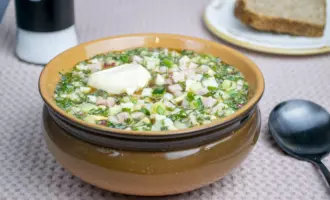 Классическая окрошка на квасе с колбасой