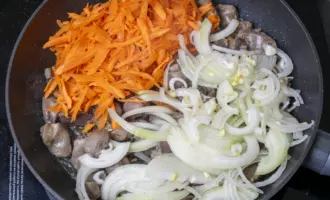 куриные желудки в сметане на сковороде