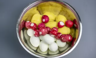 окрошка на квасе с колбасой