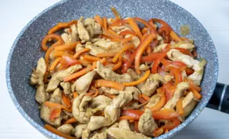 блюдо с гречневой лапшой и курицей