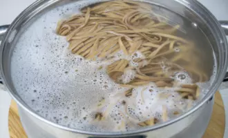 гречневая лапша с курицей и овощами